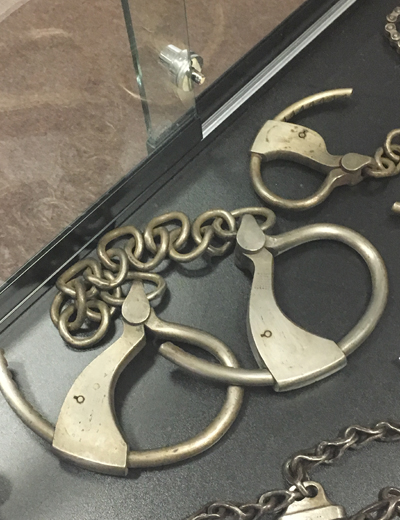 Menottes_Prefecture_Police_Musee_paris_visite - visiteguidée - Paris - GTS