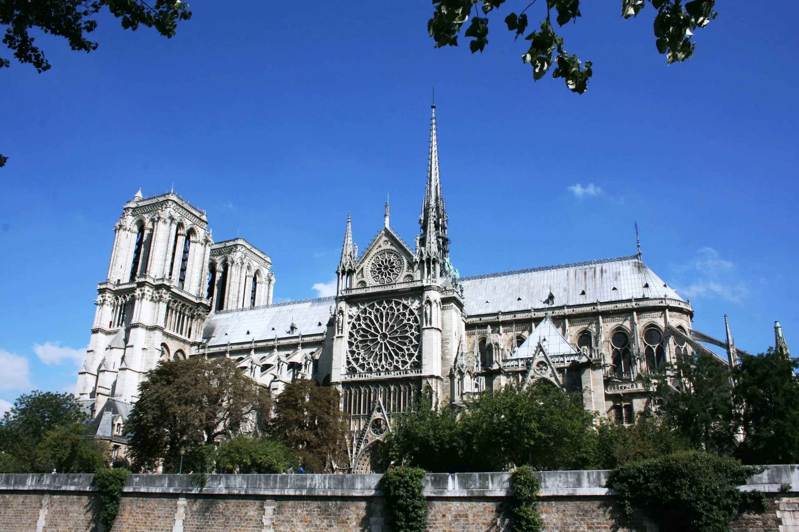 Vue de la façade de la cathédrale Notre-Dame de Paris sous un ciel bleu