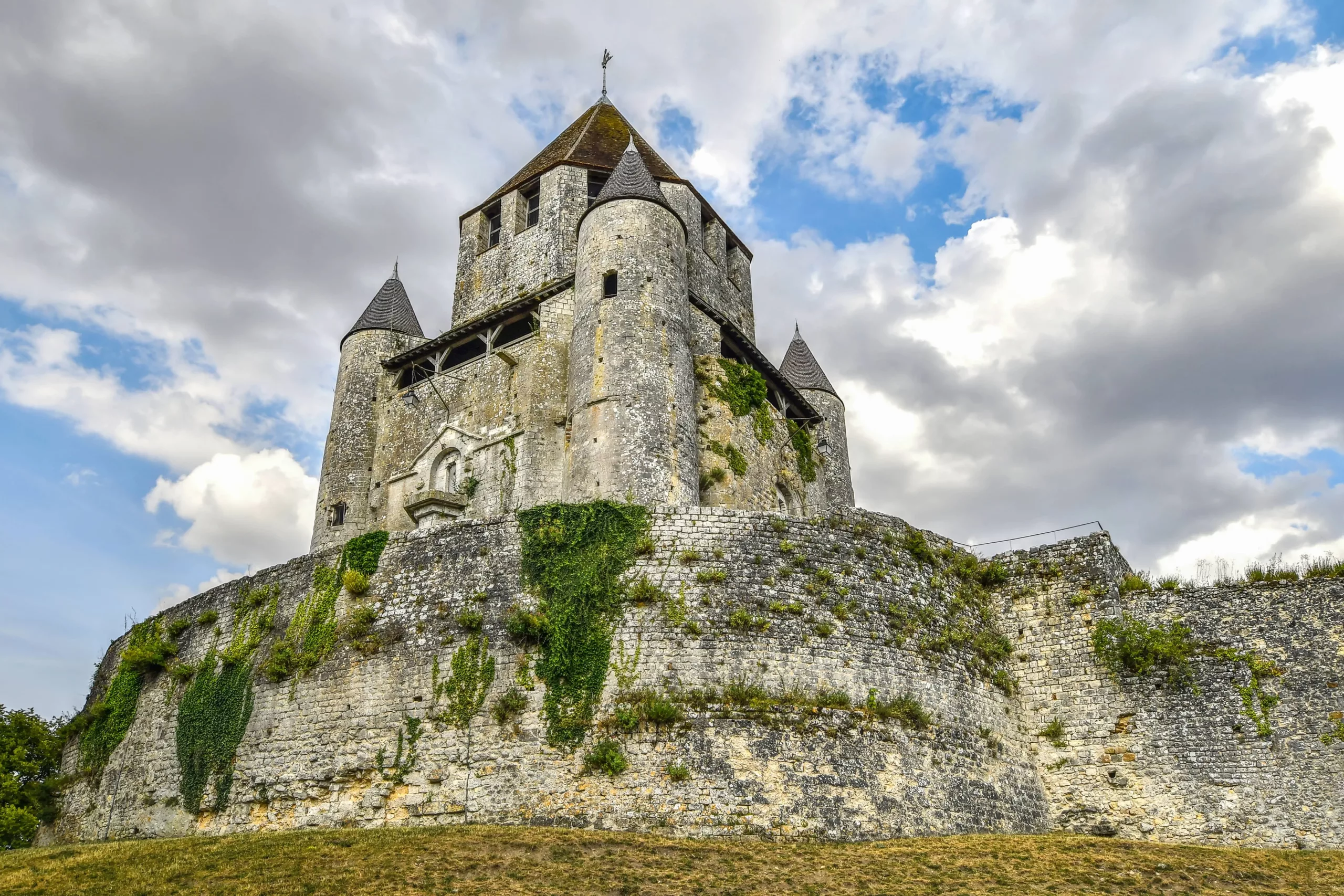 Vue emblématique de la Tour César à Provins, cité médiévale classée à l'UNESCO. Visuel principal pour l'offre de tourisme de luxe GTS.