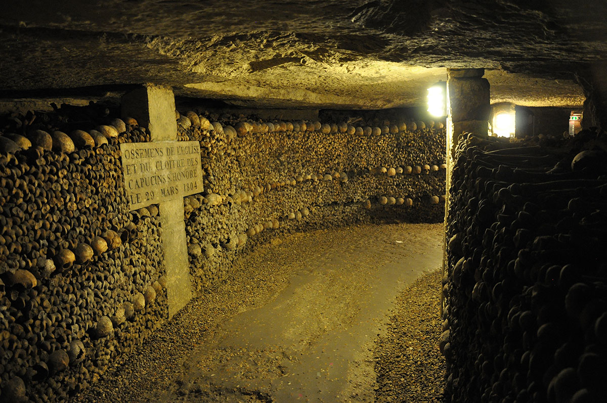visite insolite des catacombes à Paris